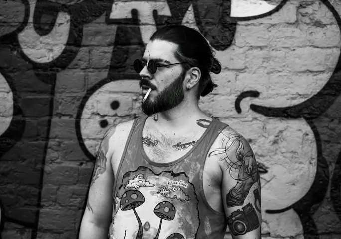 Trou dans la barbe : causes et solutions réalistes